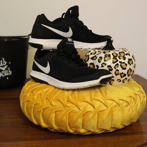 Women's size 9W (US), 6.5 (UK), 40.5 (EUR) NIKE Flex Experience RN 6, LIKE NEW